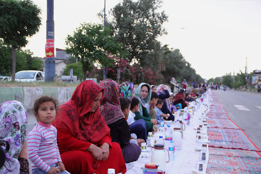 بالصور ...أطول مائدة الإفطار الجماعي في مدينة آق قلا الإيرانية