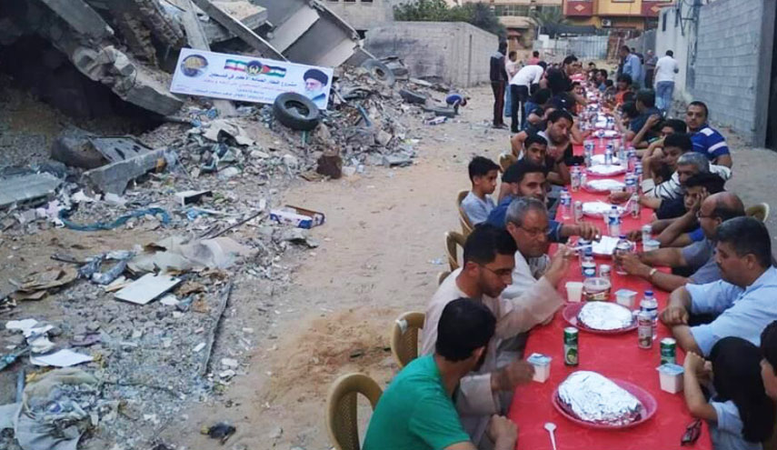ايران توزع المساعدات على الفقراء وأصحاب البيوت المدمرة في غزة 