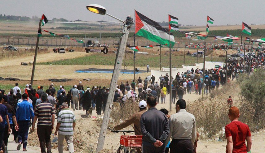 الفلسطينيون يتوافدون لمخيمات العودة في يوم القدس العالمي 