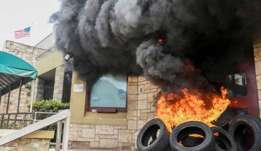 محتجون يضرمون النار في السفارة الأميركية في هندوراس 