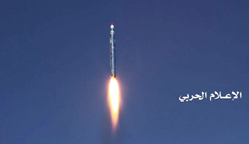 صاروخ بدرF الباليستي اليمني يدك تجمعات مرتزقة العدوان 