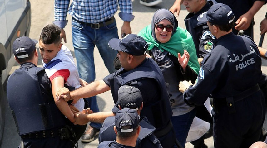 الجزائر تنشر 9 آلاف شرطي في العاصمة