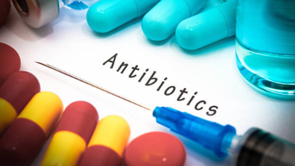 خبراء يحذرون من الوصفات الروتينية للمضادات الحيوية