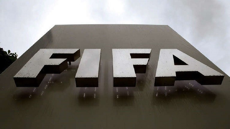"الفيفا" يؤكد توقيف رئيس الاتحاد الإفريقي لكرة القدم