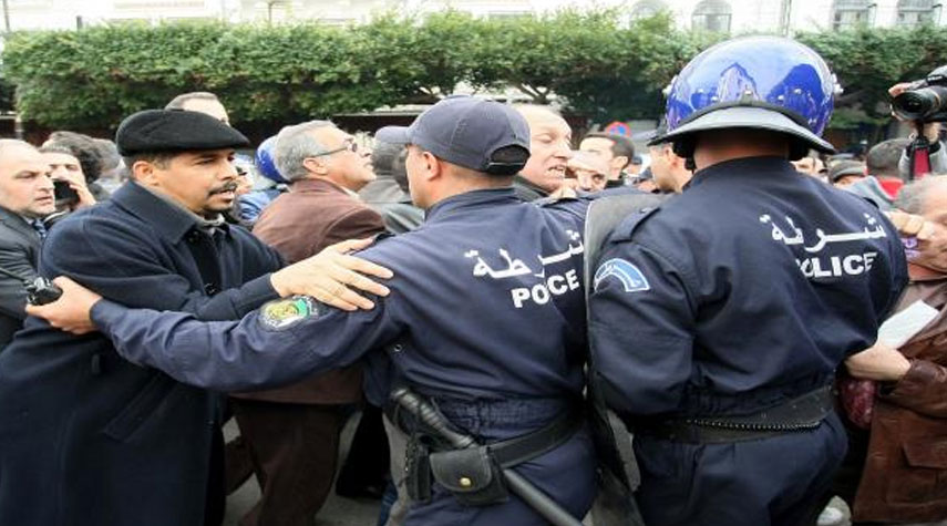 الشرطة الجزائرية تعتقل عشرات المتظاهرين