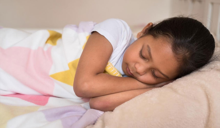 أطفال ينامون في النهار أكثر سعادة وذكاء 