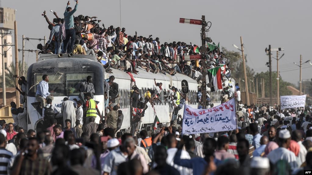 السودان يدخل العصيان الشامل... والعسكري يصر على المواجهة