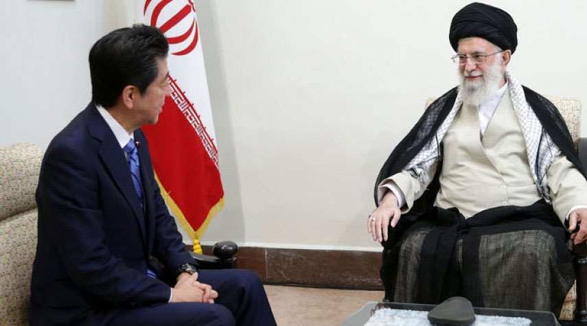 قائد الثورة الاسلامية يستقبل رئيس وزراء اليابان