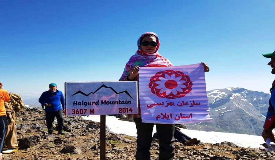 إيرانية تتسلق جبال كردستان العراق 
