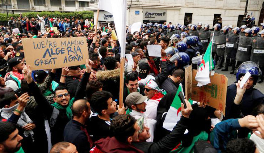 عشرات الصحفيين الجزائرين يحتجون على إغلاق قنوات تلفزيونية 