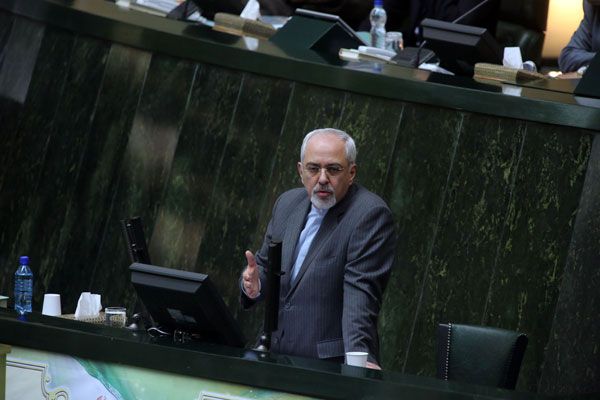 ظريف يؤكد أن ايران مستمرة بمقاومة الحظر وتهديدات العدو