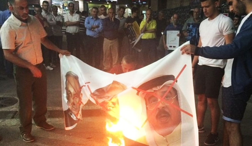 متظاهرون بجنوب الضفة يحرقون صور ملك البحرين