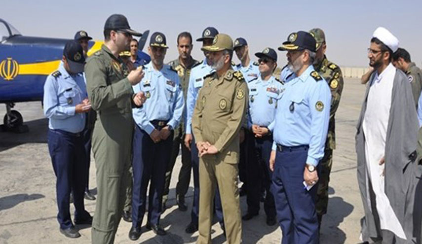 القائد العام للجيش الايراني يتفقد قاعدة جوية في اصفهان 