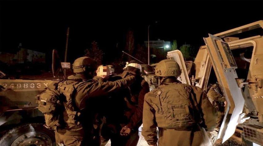 قوات الاحتلال تعتقل 23 فلسطينيا بالضّفة وتصيب آخرين في نابلس