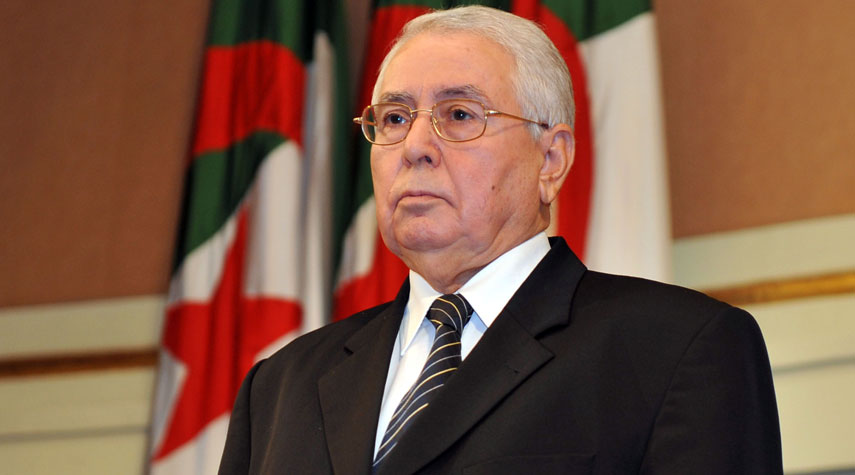 الرئيس الجزائري يعلن إطلاق حوار وطني بغياب السلطة والجيش