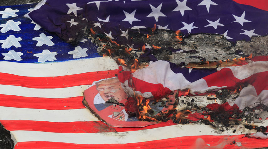 اعتقال أمريكيين أحرقا علم بلادهما أمام البيت الأبيض