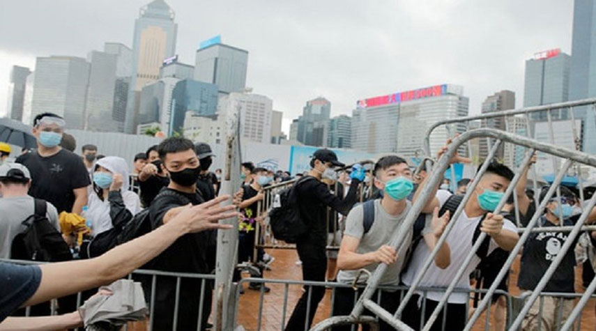 شرطة هونغ كونغ تعتقل 6 متظاهرين