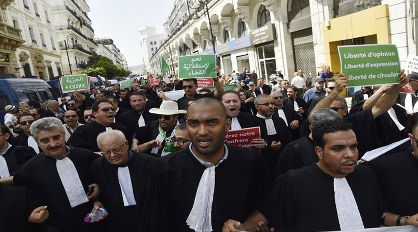 مئات المحامين يتظاهرون في الجزائر للمطالبة باستقلالية القضاء