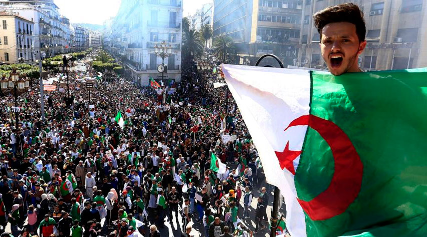 الإحتجاجات في الجزائر تعود بعد مهلة الـ90 يوماً
