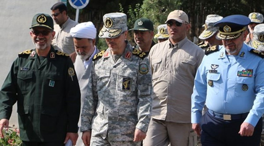 رئيس الاركان الايراني يتفقد معرضاً للمنجزات الدفاعية