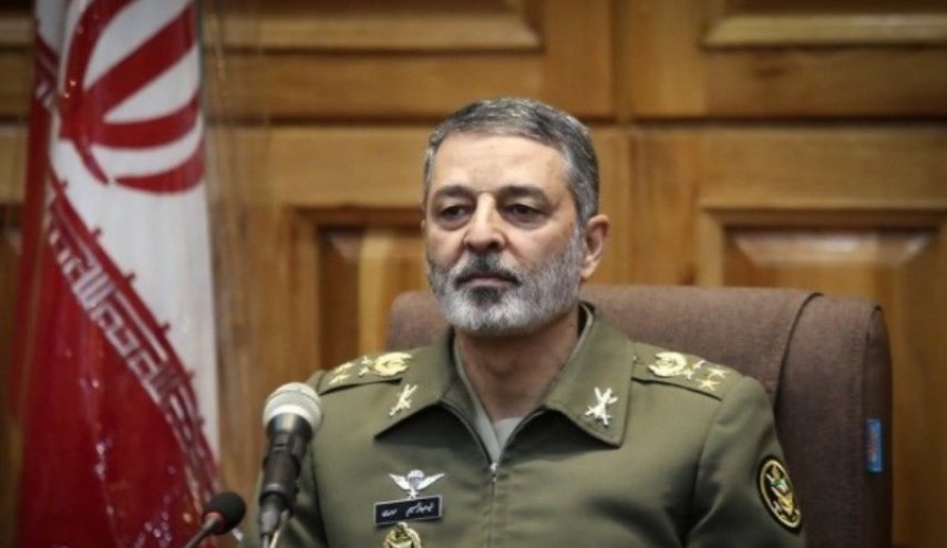 قائد الجيش الإيراني يشير لجهوزية قواته لإحباط خطط الاعداء الشيطانية
