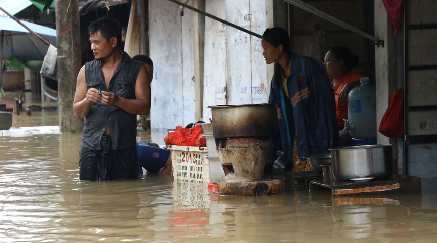 آلاف السكان يهربون من مياه الفيضانات في ميانمار