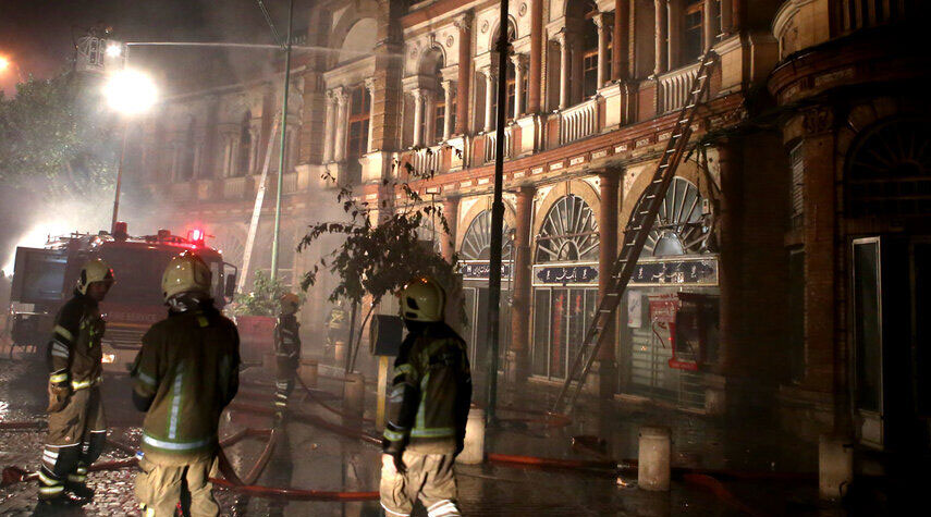 حريق يلحق اضراراً بساحة تاريخية في طهران