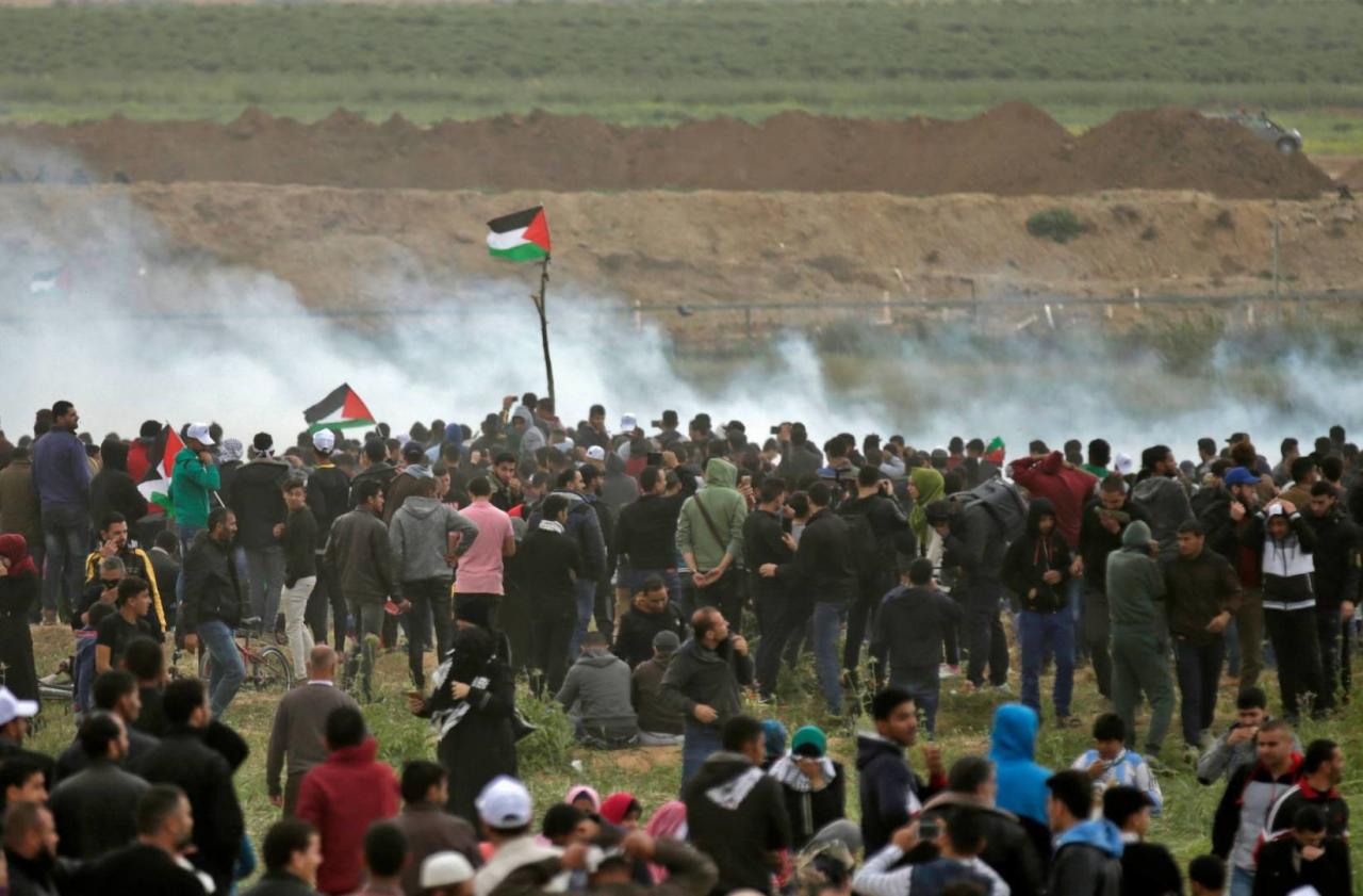 الفلسطينيون يتوافدون الى مخيمات العودة والاحتلال يطلق النار