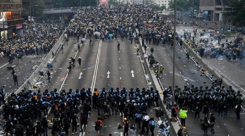 مواجهات بين الشرطة والمحتجين في شوارع هونغ كونغ