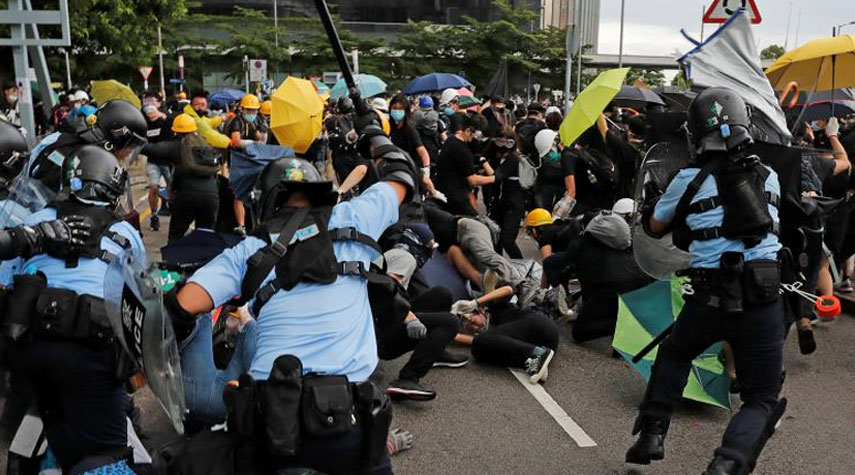 هونغ كونغ تشهد توتراً غير مسبوق مع استمرار الاشتباكات