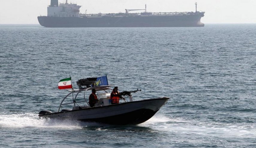 حرس الثورة الاسلامية يحتجز سفينة لتهريب الوقود 