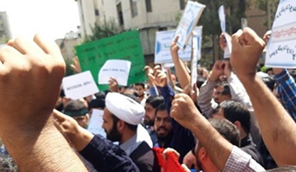 محتجون يتجمعون امام السفارة الهندية في طهران
