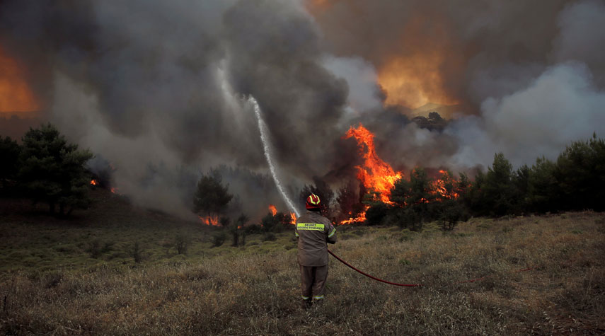 حرائق جهنمية تلتهم غابات ثاني أكبر جزيرة في اليونان