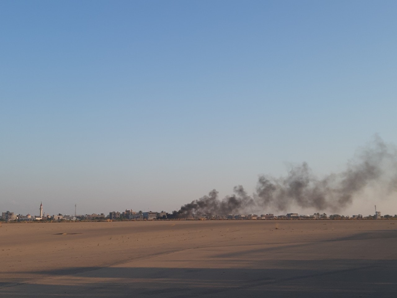قاعدة معيتيقة الليبية تتعرض لقصف جوي