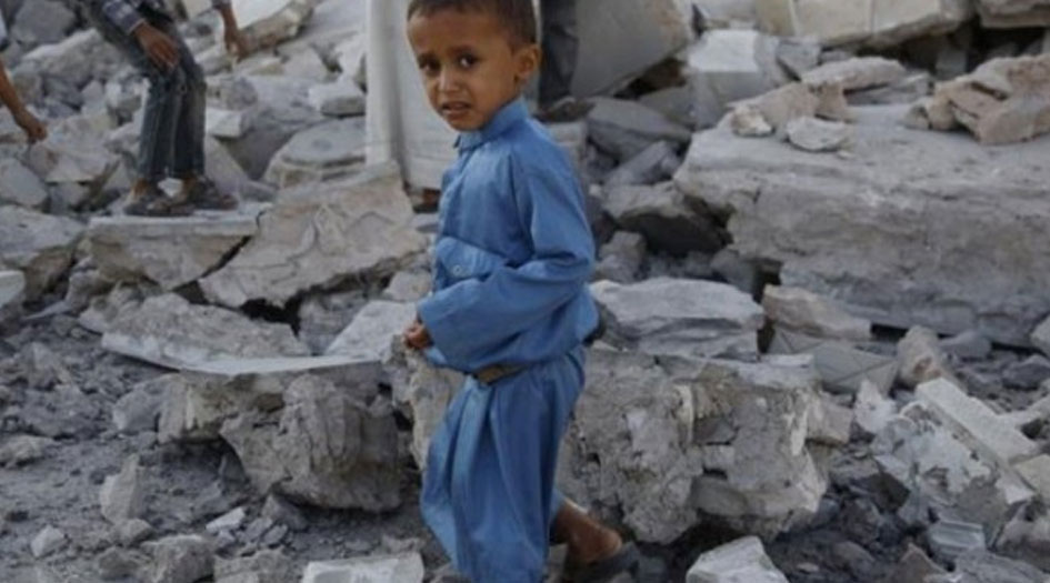 استشهاد طفل يمني وإصابة آخر بقصف مدفعي سعودي