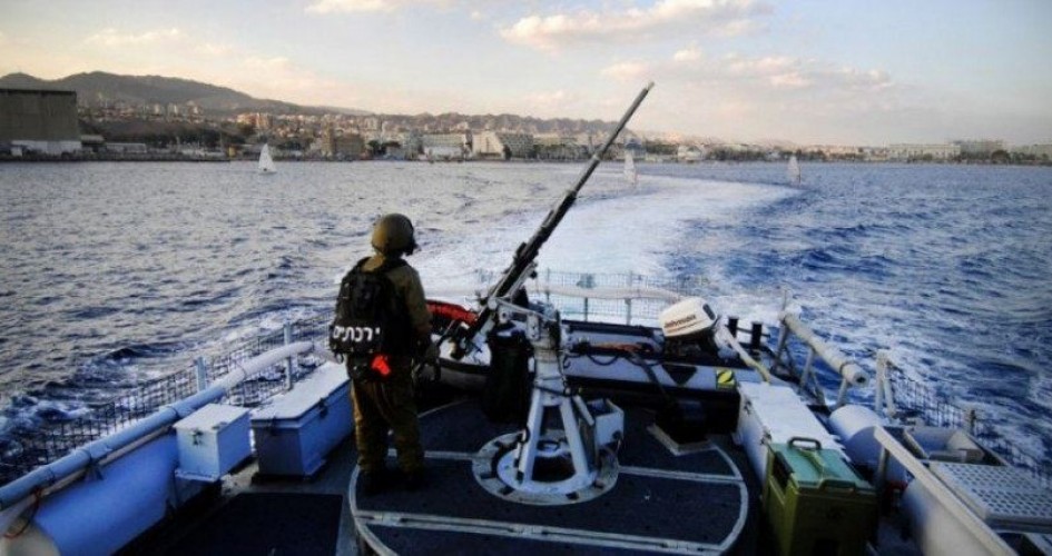 زوارق الاحتلال تستهدف الصيادين في بحر غزة