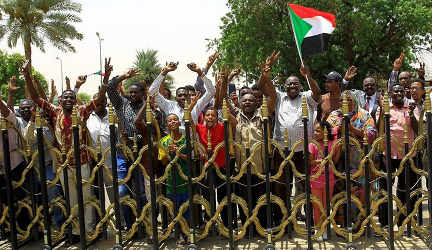 السودانيون يحتفلون ببدء الانتقال إلى الحكم المدني 
