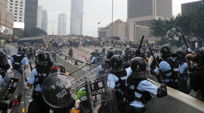 الشرطة تستخدم الرصاص الحي ضد المتظاهرين بهونغ كونغ