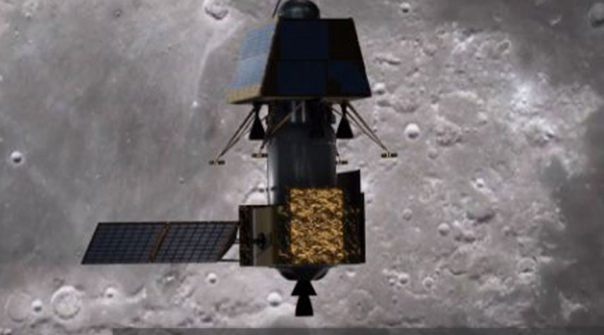 الهند تفقد الاتصال بمركبة فضائية قبل هبوطها على القمر