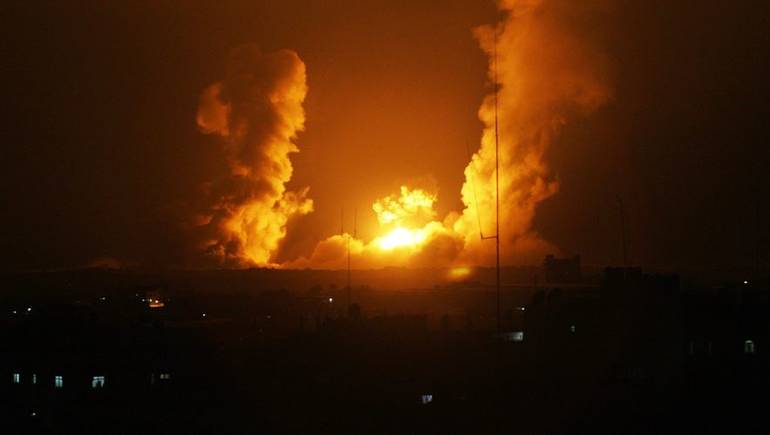طائرات الاحتلال تقصف غزة والمستوطنات تدخل الإنذار