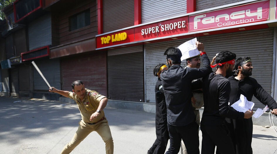 السلطات الهندية تعتقل الآلاف في كشمير