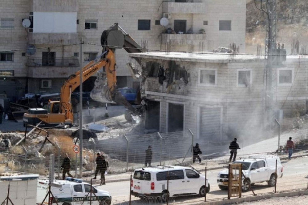 الإحتلال يُخطر بهدم منزلين فلسطينيين في الخليل