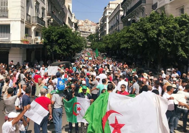 تظاهرات في الجزائر تطالب برحيل اتباع النظام السابق