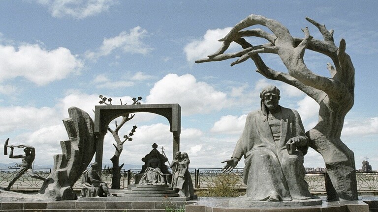 نصب تمثال جديد للشاعر نظامي في داغستان+صور من مؤلفاته