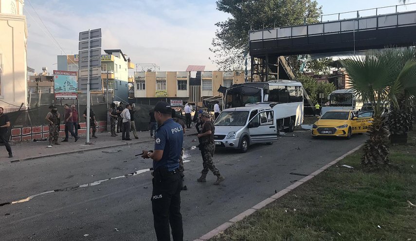 تركيا... هجوم يستهدف حافلة للشرطة جنوب البلاد 