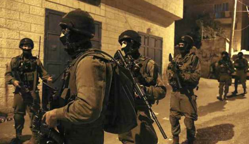 قوات الإحتلال تعتقل وزير شؤون القدس وتداهم منزل المحافظ 