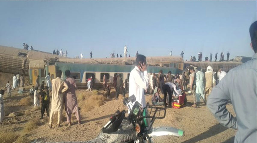 مقتل 4 وإصابة 35 إثر حادث خروج قطار عن السكة في ايران