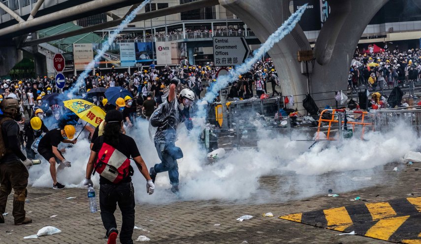 اشتباكات عنيفة بين الشرطة والمحتجين في هونغ كونغ