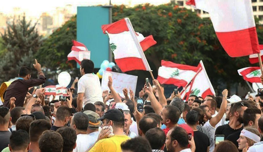 اللبنانيون يتظاهرون احتجاجاً على الوضع الاقتصادي 
