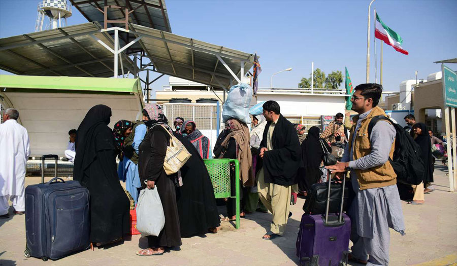 مئات الباكستانيين يجتازون الحدود الايرانية لزيارة الأربعين